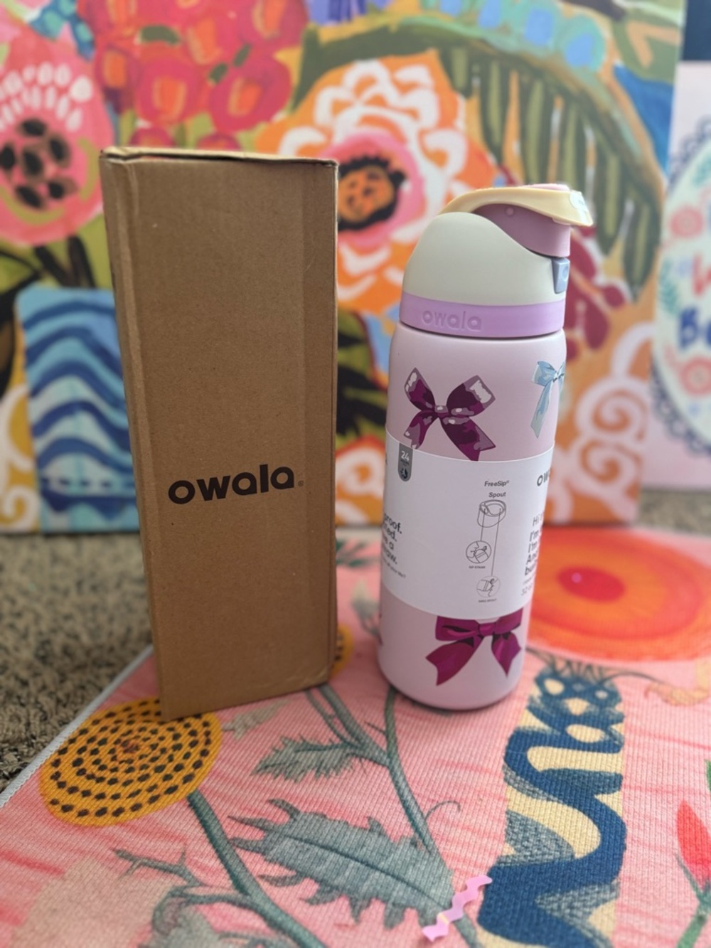 32oz Owala "Girlhood"-Free Sip Limited Edition UO Exclusive Multicolor Pink Bows
